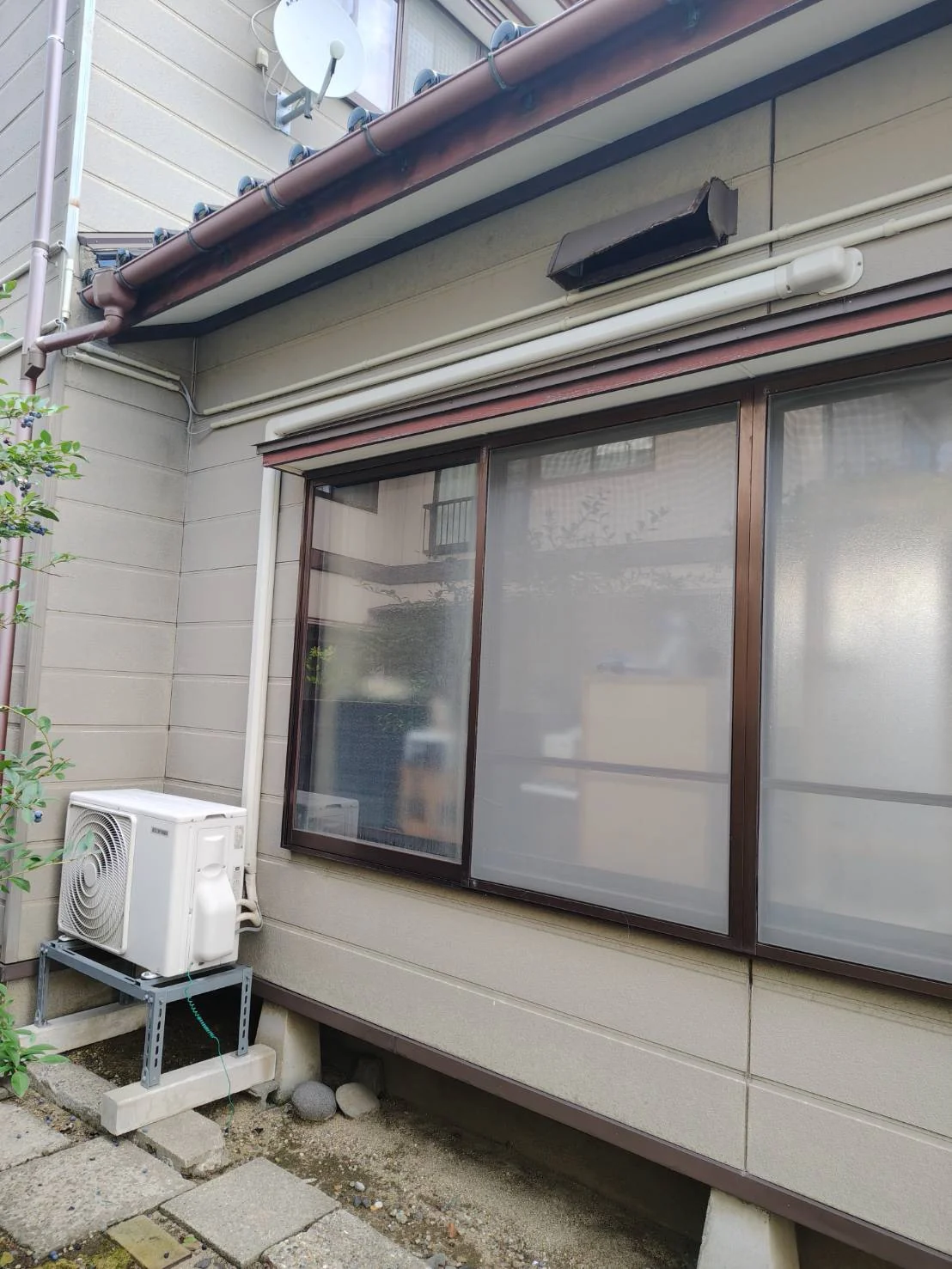 架台置きのエアコンを霧ヶ峰へ交換(酒田市) 室外機 施工前
