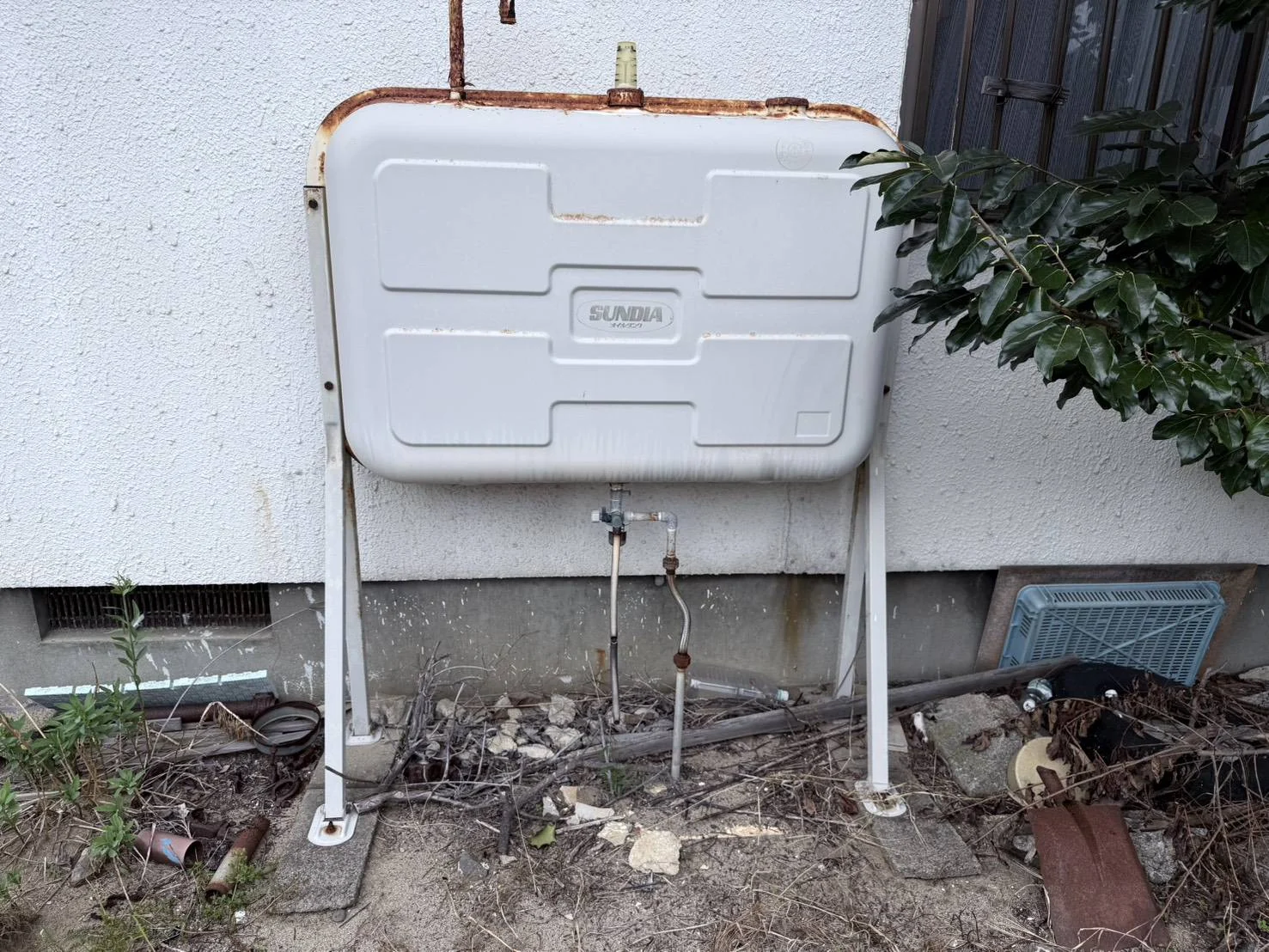 サビが出たホームタンクを100Lタイプへ交換(酒田市) 施工前