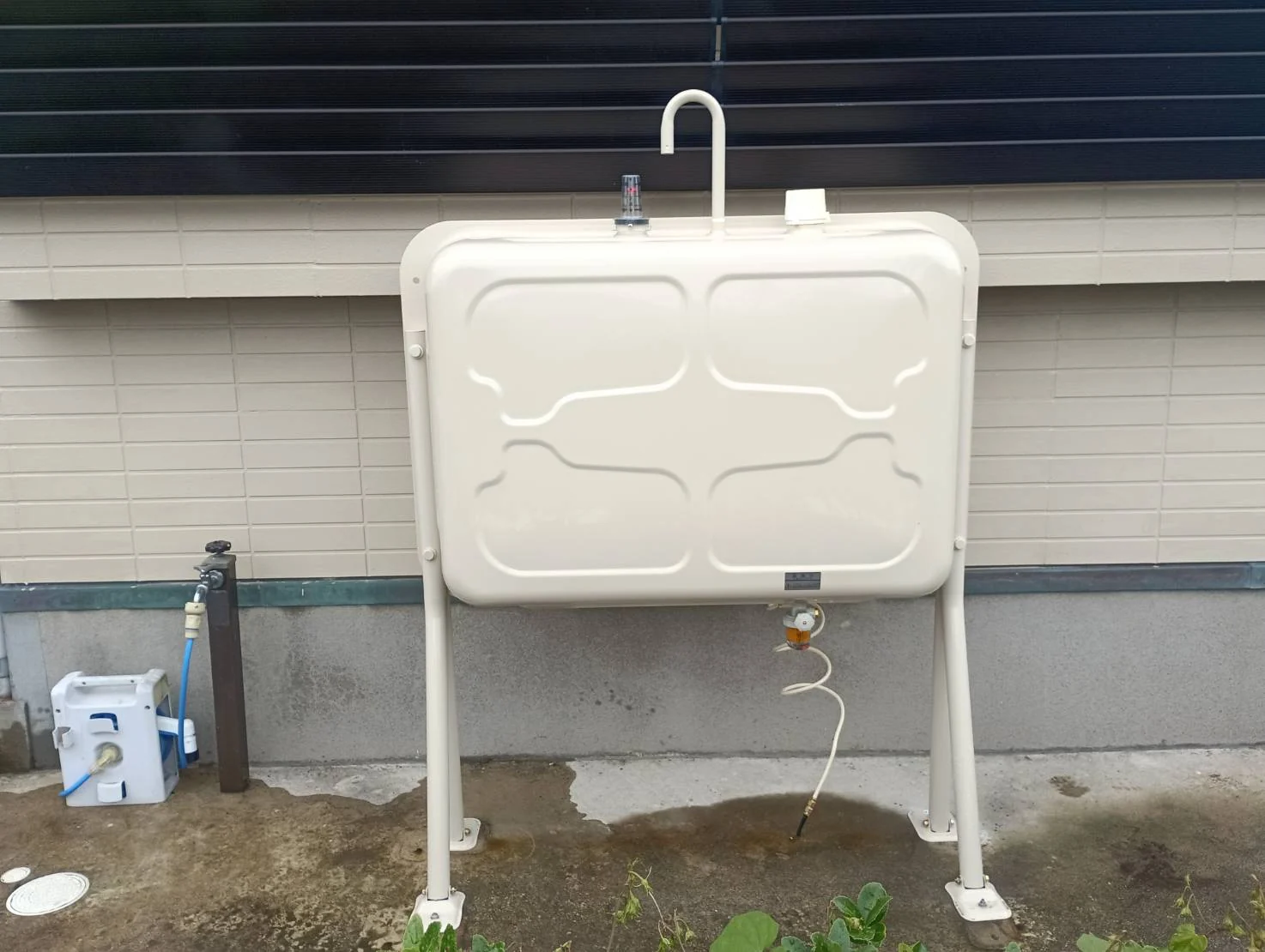 住宅脇のホームタンクを脚部ごと交換(酒田市) 施工後
