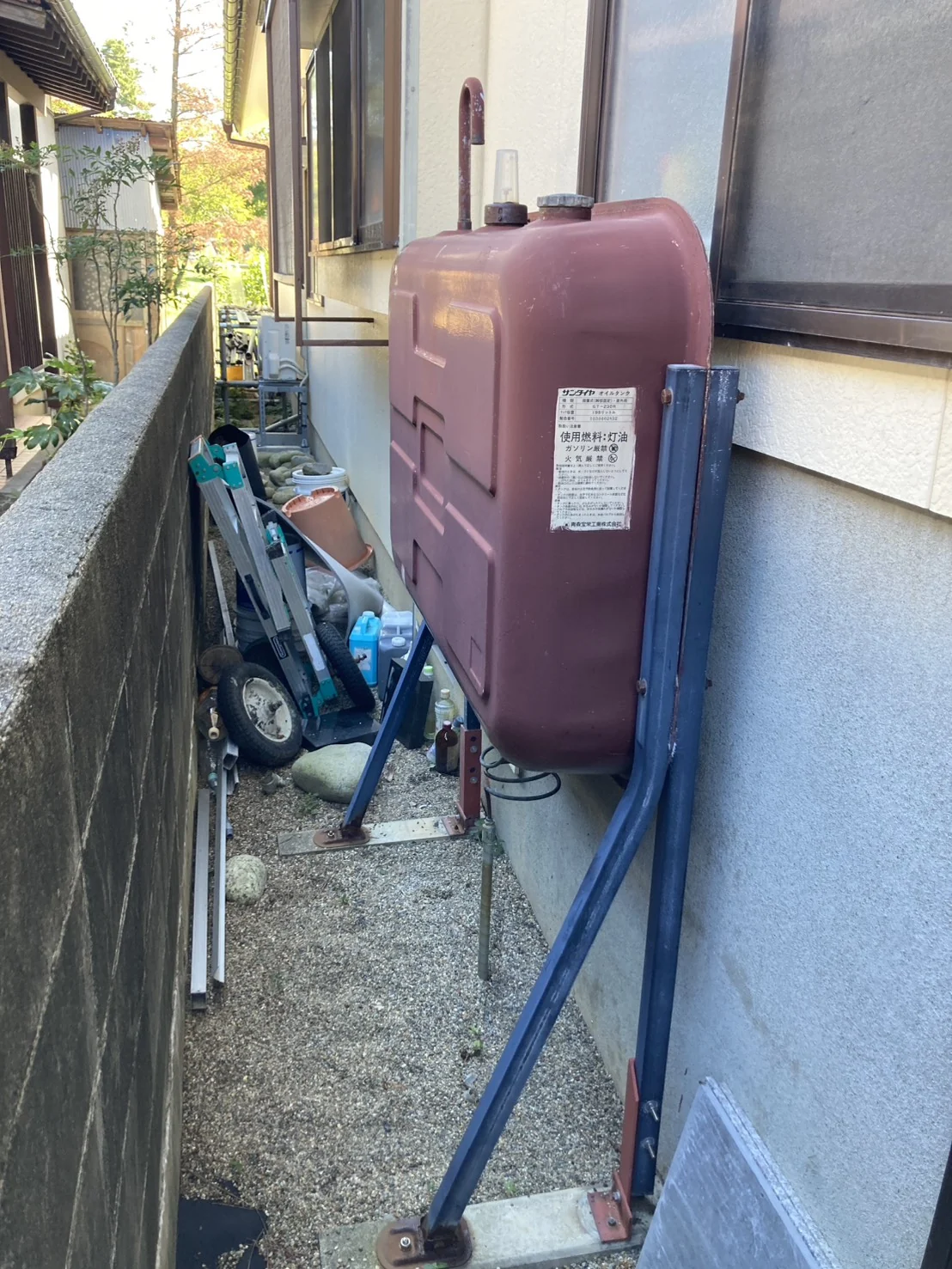 通路沿いのホームタンクを交換(酒田市) 施工前