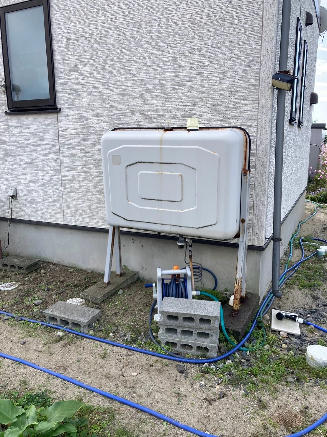 本体と脚部にサビが出たホームタンクを交換(酒田市) 施工前