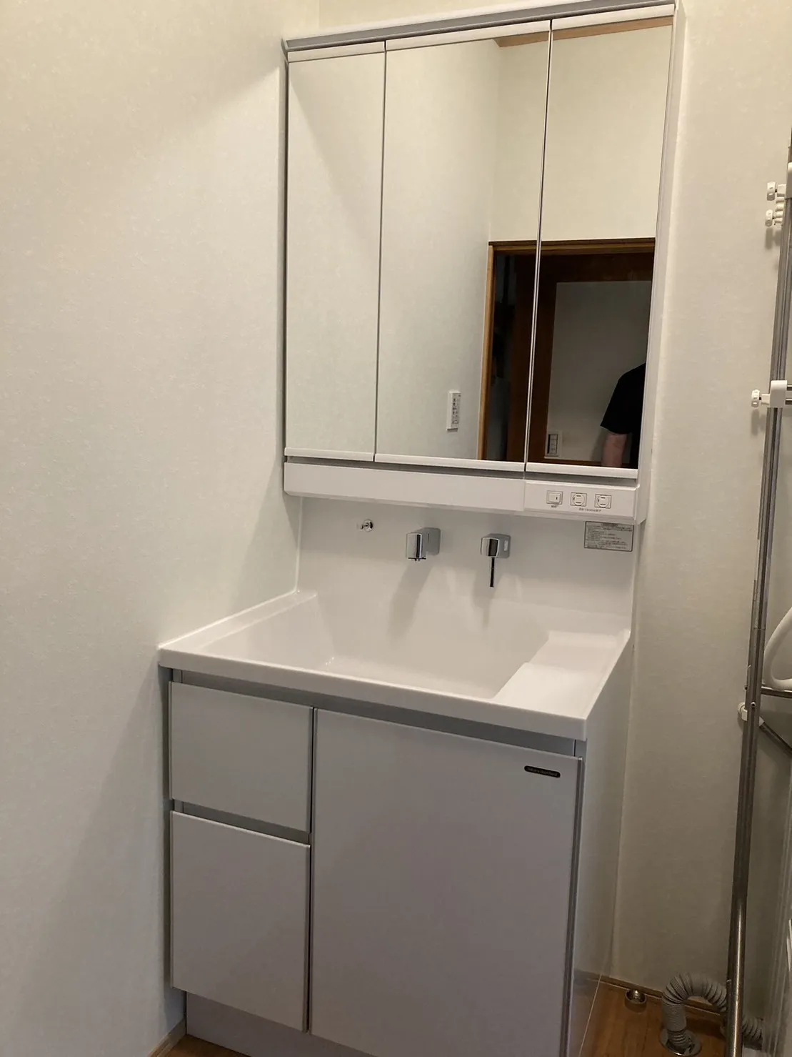遊佐町村上様邸 洗面化粧台交換後（三面鏡タイプ）