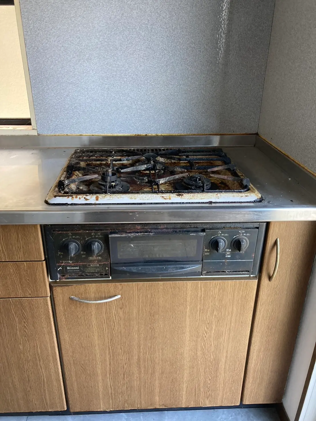 〇〇様邸 ビルトインコンロ 交換前（焦げ汚れがひどい状態）