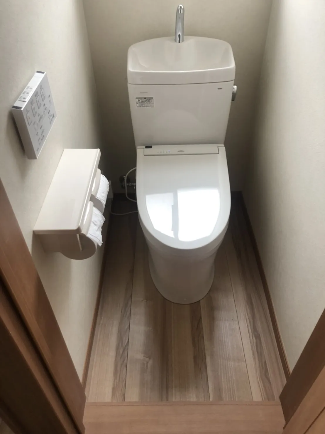 酒田市 トイレリフォーム後（TOTO・温水洗浄便座・木目調フロア）