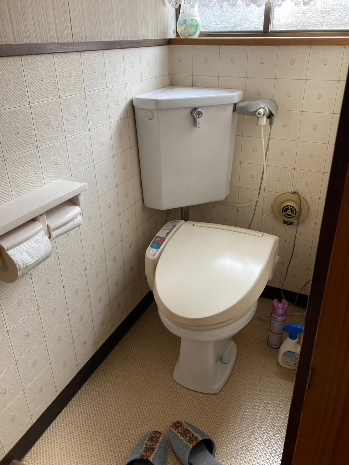 酒田市 トイレリフォーム前（旧型便器・タイル壁）