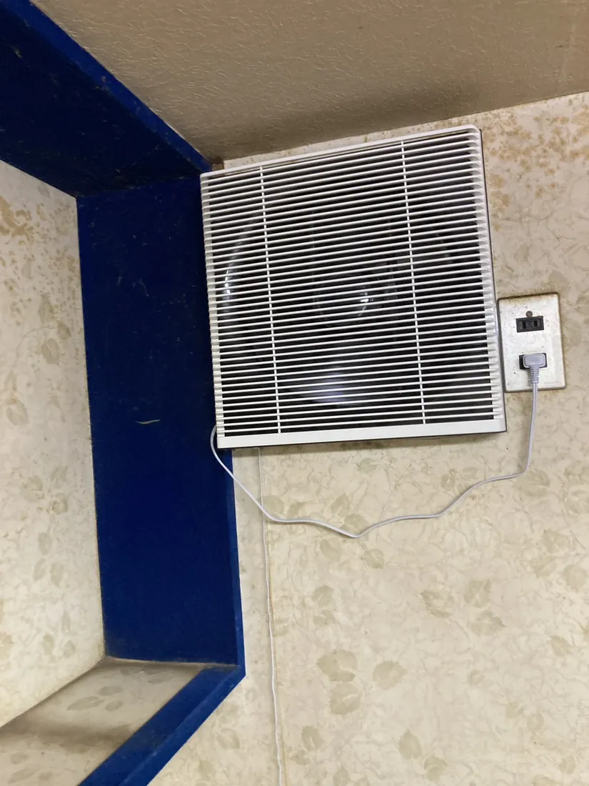 酒田市 換気扇交換後（白い新しい壁掛け換気扇・洗面所）